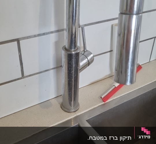 ברז נירוסטה מעל כיור מטבח